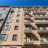 Sulla via ci colpisce la rosa facciata di palazzo San Marino, progettato nel 1948 dall�architetto Marino Lopopolo...